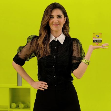 D’Arcy Carden promoting Straight Talk Wireless.